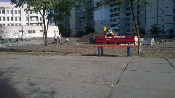 У Києві напередодні виборів кандидати активно ремонтують дороги та встановлюють лавки  - фото 1