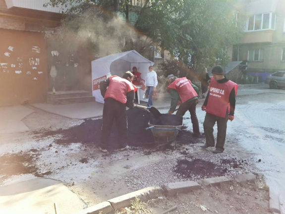 У Києві напередодні виборів кандидати активно ремонтують дороги та встановлюють лавки  - фото 3