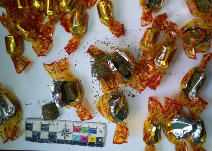 В’язням колонії на Кіровоградщині передали цукерки від Порошенка з наркотою - фото 1