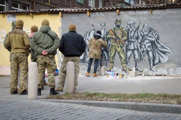 Боєць полку "Азов" прикрасив стіни МаріуполЯ патріотичним графіті (ФОТО) - фото 5