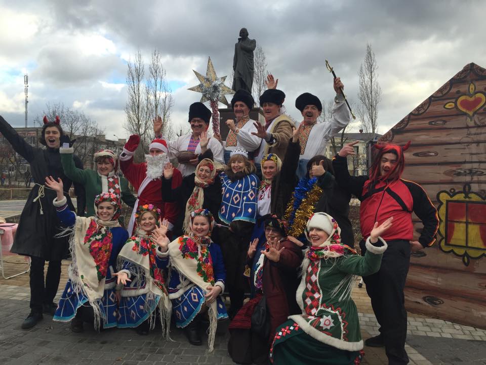У Сєвєродонецьку зіграли "Ніч перед Різдвом" Гоголя просто неба (ФОТО) - фото 11