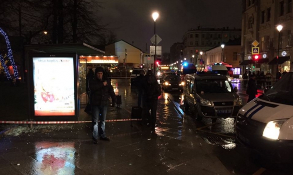 У Москві, в групу людей, які стояли на зупинці, кинули бомбу  - фото 3
