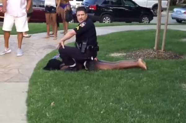 В Техасі поліцейський наставив на дівчину зброю, змусив лягти на землю та сів на неї зверху (ФОТО) - фото 1