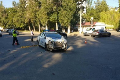 В Одесі сталася ДТП, у якій знищили поліцейський "пріус" - фото 1
