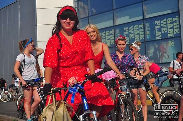 У Кривому Розі дівчата влаштували велопарад у стилі 60-х - фото 2