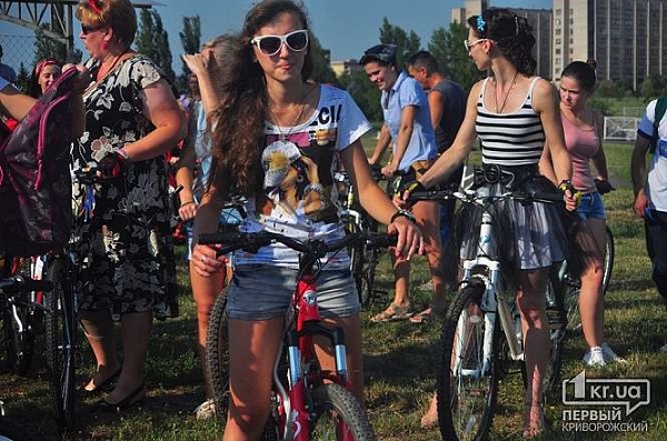 У Кривому Розі дівчата влаштували велопарад у стилі 60-х - фото 4