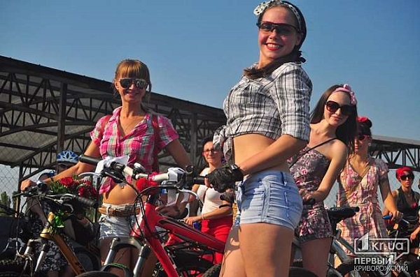 У Кривому Розі дівчата влаштували велопарад у стилі 60-х - фото 1