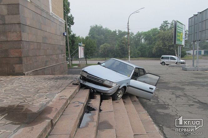 У Кривому Розі автівка в'їхала в ганок палацу культури - фото 1