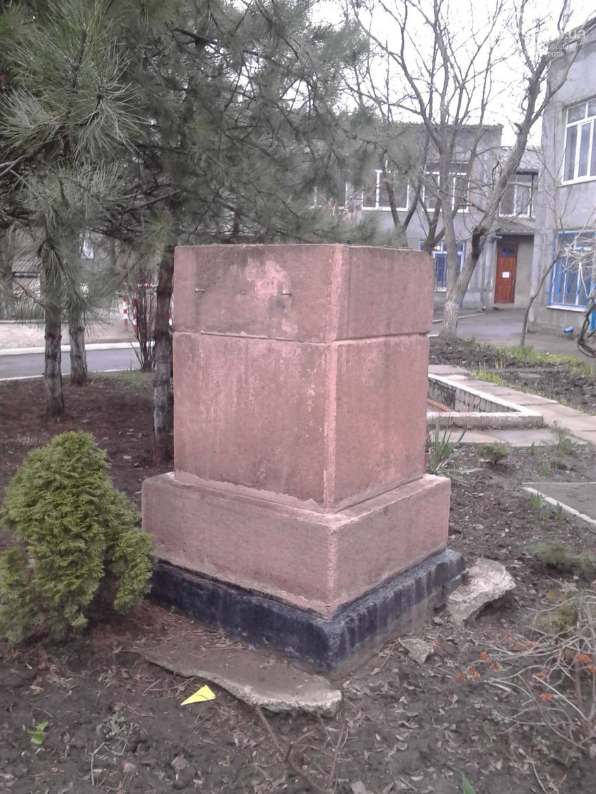 У Маріуполі заховали пам`ятник Дзержинському (ФОТО) - фото 2