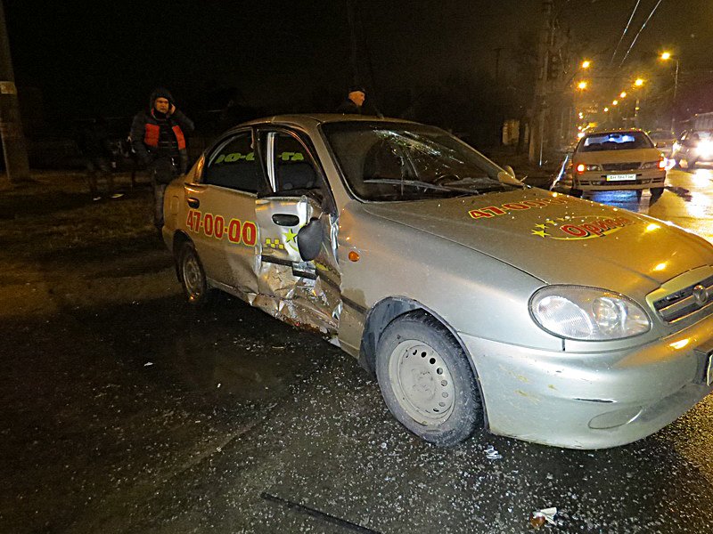 У Маріуполі мікроавтобус батальону "Донбас" протаранив таксі (ФОТО) - фото 2