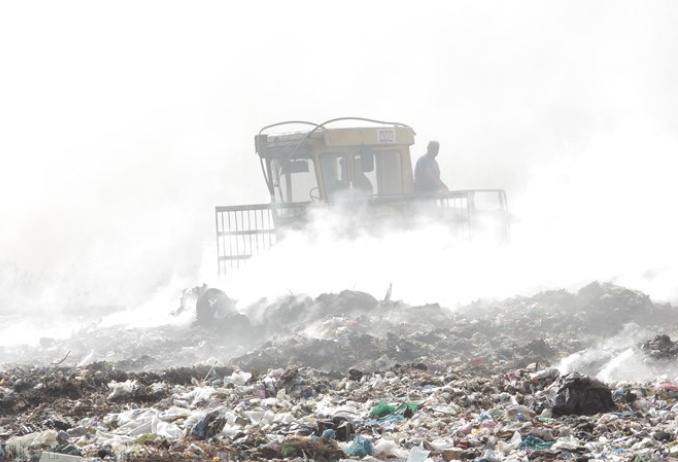 На Закарпатті горить сміттєзвалище, люди потерпають від смороду - фото 1