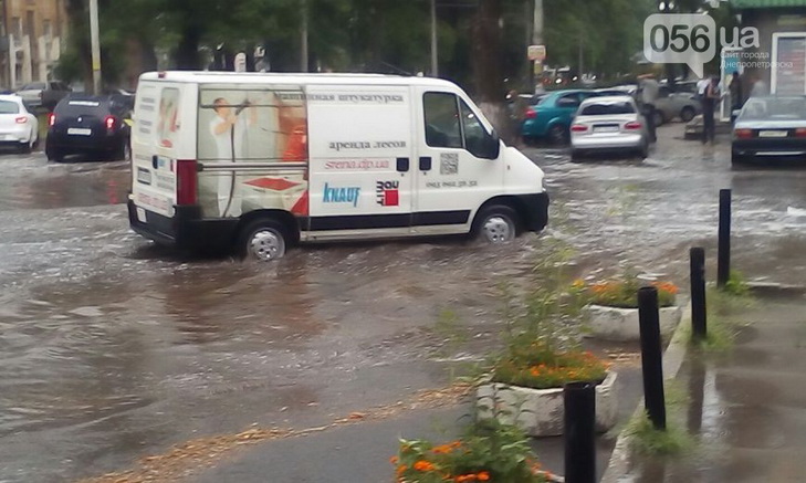 Центр Дніпра затопило через зливу - фото 1