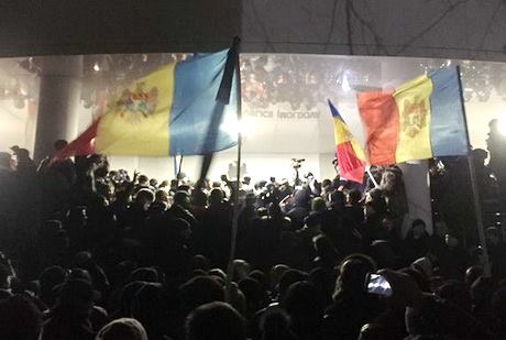 В Молдові мітингарі увірвалися до парламенту  - фото 1