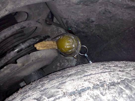 На Київщині волонтер знайшов гранату на колесі свого авто - фото 1