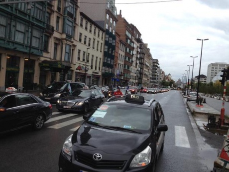 Сотні таксистів заблокували Брюссель, протестуючи проти сервісу Uber (ФОТО) - фото 1