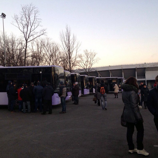 Бойовики вивезли бюджетників з Донецька протестувати проти ОБСЄ на трасу (ФОТО) - фото 2 Бойовики вивезли бюджетників з Донецька протестувати проти ОБСЄ на трасу (ФОТО) - фото 2