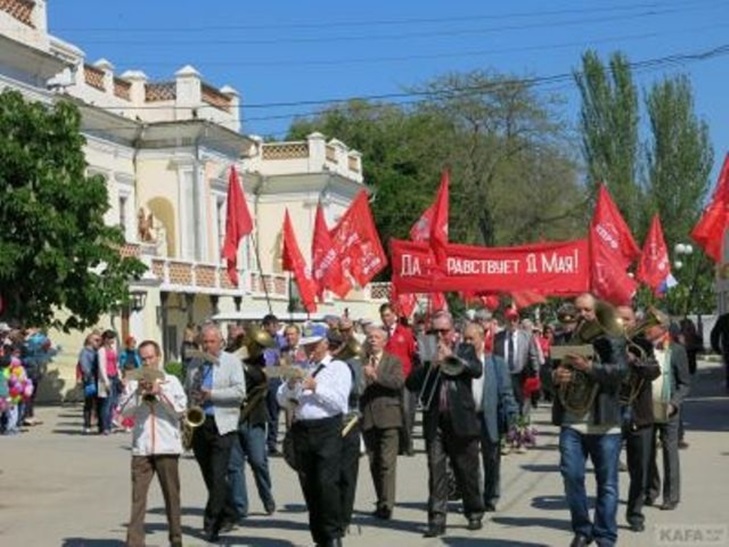 Кримчани на демонстраціях просили більших зарплат і нижчих комунальних тарифів - фото 3