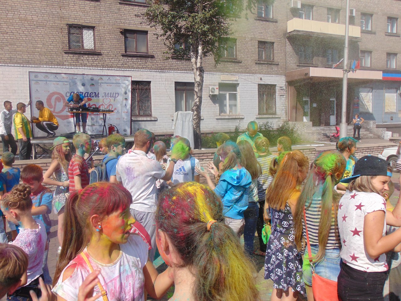 Зрада у "ДНР": у Єнакієвому вулицями бігали жовто-блакитні діти (ФОТО) - фото 7