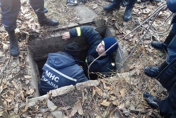 На Дніпропетровщині 80-річний дідусь три доби пролежав на дні колодязя - фото 1