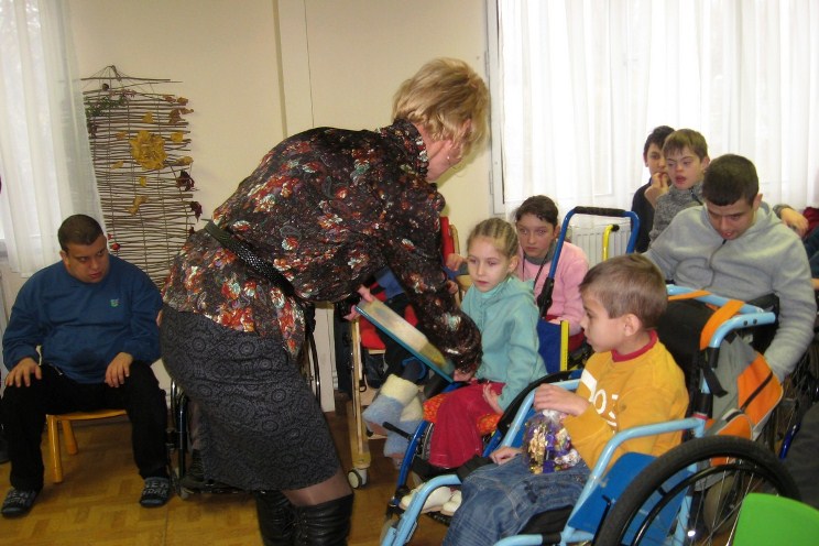 Ужгородські бібліотекарі передали особливим дітям подарунки - фото 1