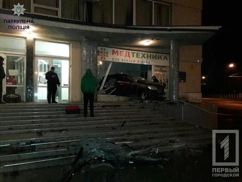 Вихідні в Одесі: іномарка влетіла у вітрину магазину, здолавши сходи - фото 1
