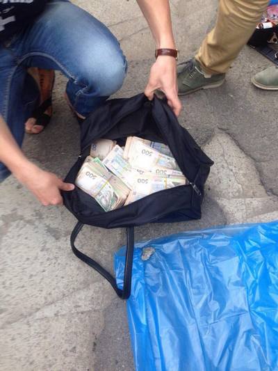 На Харківщині з рекордним хабаром затримали чиновника (ФОТО) - фото 1