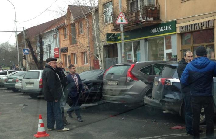 У центрі Ужгорода побилися одразу кілька автівок - фото 2