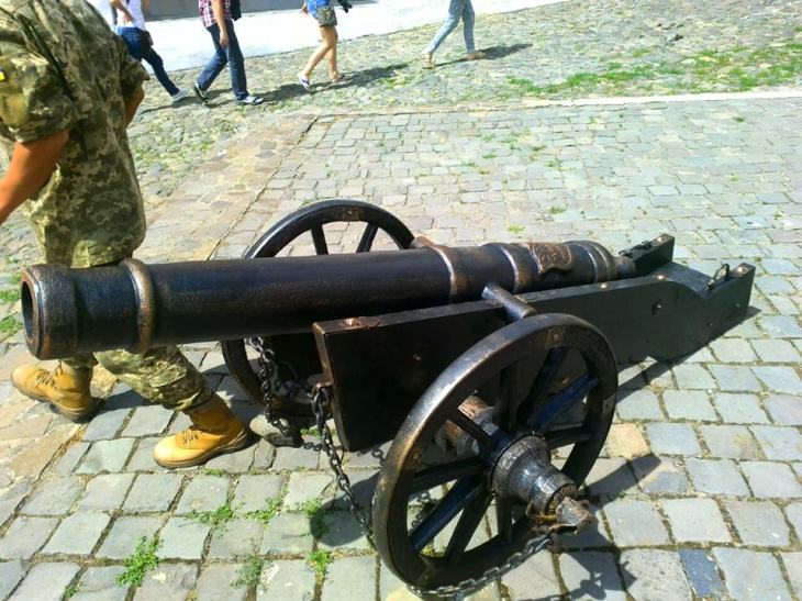 У Мукачівському замку встановили середньовічні гармати - фото 1