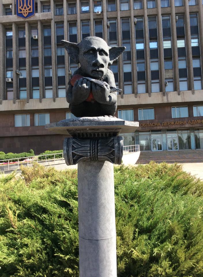 У Запоріжжі встановили пам'ятник Путіну з мертвим снігурем - фото 3