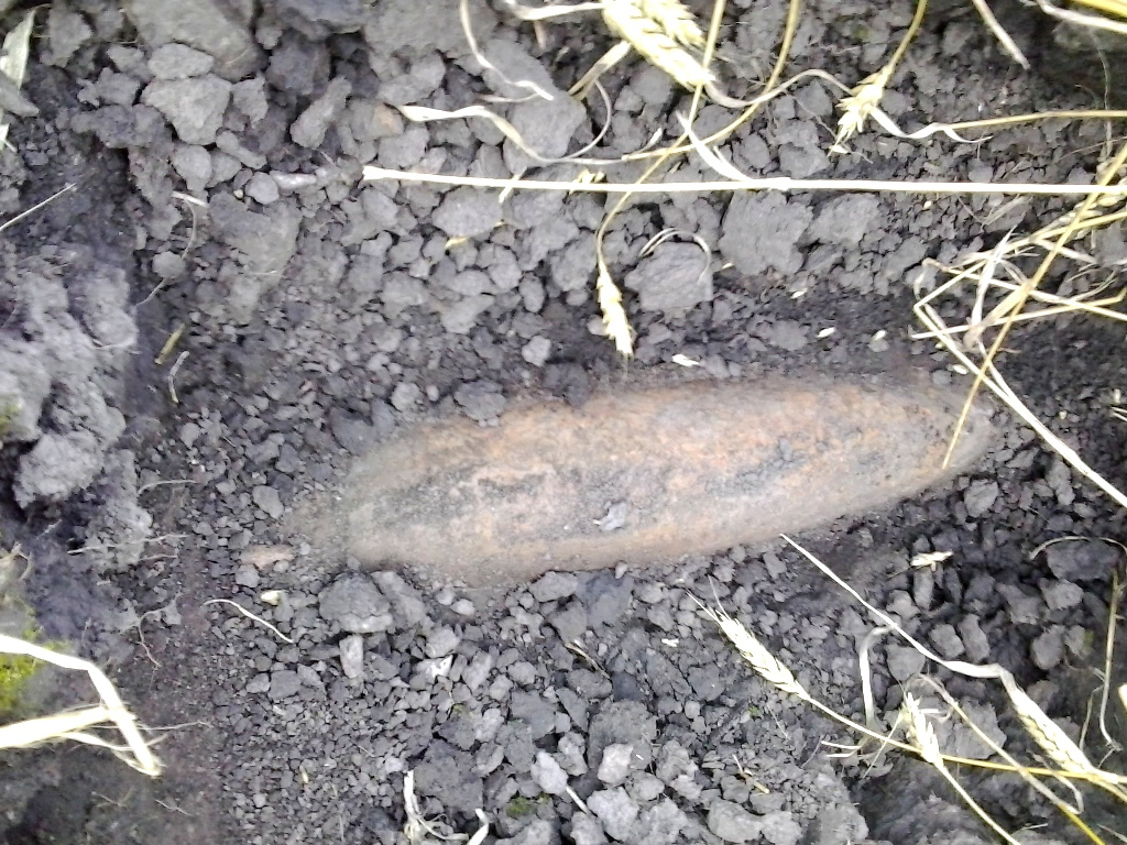  Гарячі жнива: На Сумщині у полі комбайнери знайшли снаряд  - фото 1