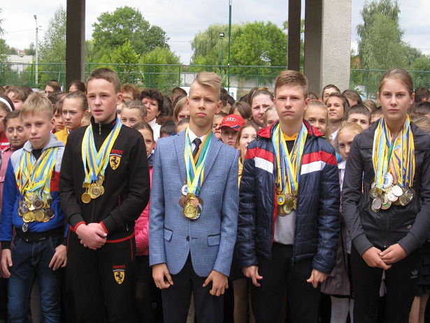 У Хмельницькому НВК №2 відкрився новий футбольний майданчик - фото 1