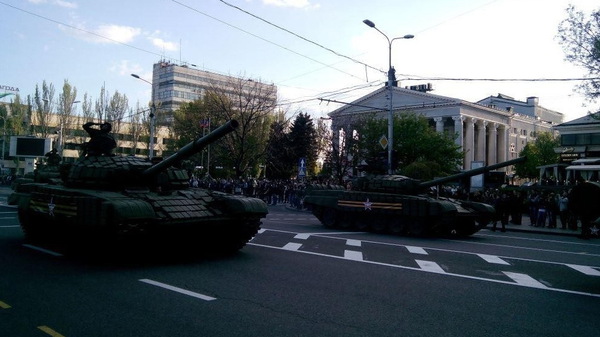В центрі Донецька бойовики провели імітацію путінського параду (ФОТО, ВІДЕО) - фото 2