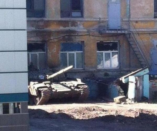 Як у Донецьку бойовики ховають танк у дворі житлового будинку (ФОТОФАКТ) - фото 1