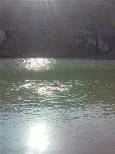 Як "безбашенні" туристи у Солотвинському проваллі купаються - фото 1