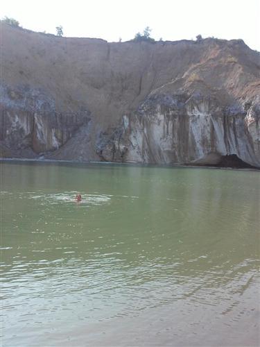 Як "безбашенні" туристи у Солотвинському проваллі купаються - фото 2
