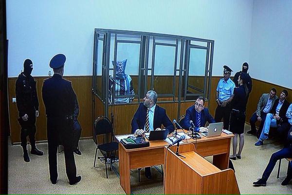 Надія Савченко у російському суді наділа мішок на голову  - фото 1