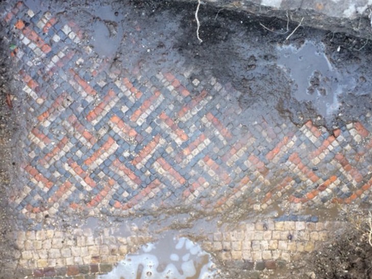 Англієць знайшов на подвір'ї залишки римської вілли - фото 1