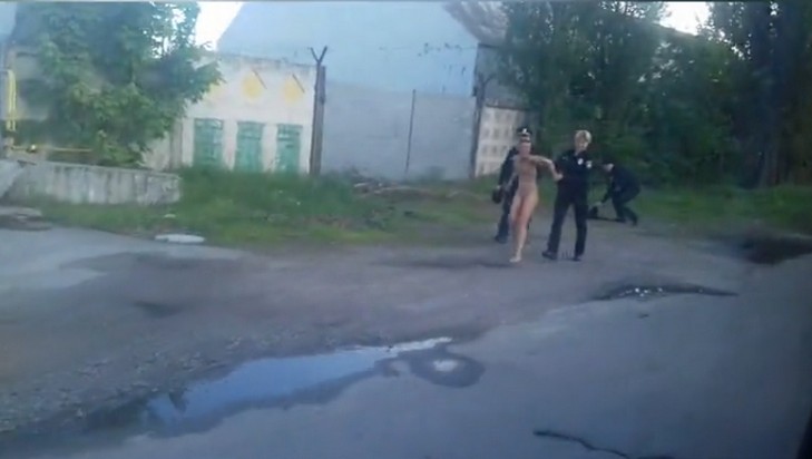 Як на Полтавщині 9 травня поліцейські ловили голу дівчину - фото 1