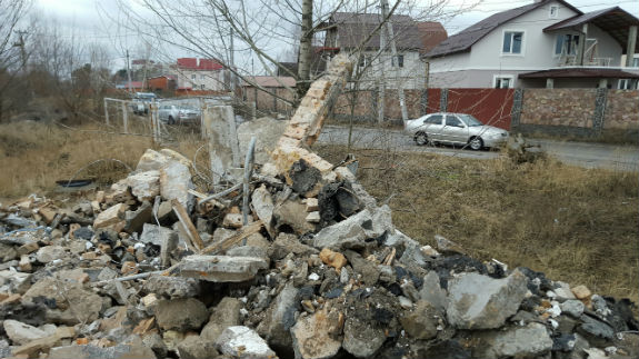 Місцеві жителі б'ють на сполох: село Чайки під Києвом перетворюють на смітник - фото 1