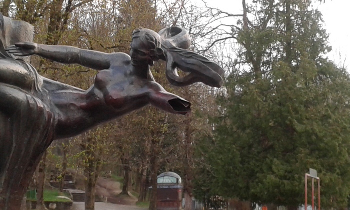 На Львівщині відпиляли руку скульптурі - фото 2