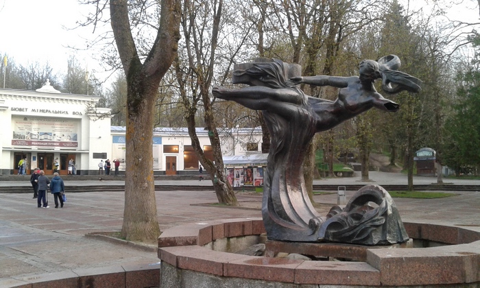 На Львівщині відпиляли руку скульптурі - фото 1