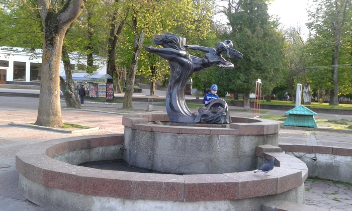 На Львівщині напередодні Пасхи пам'ятнику повернули відпиляну руку - фото 1
