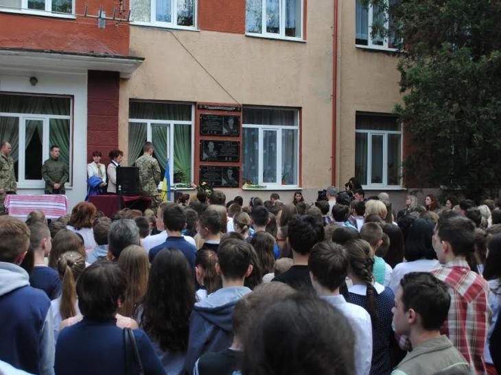 В Ужгороді на фасаді школи встановили меморіальні дошки Героям - фото 1