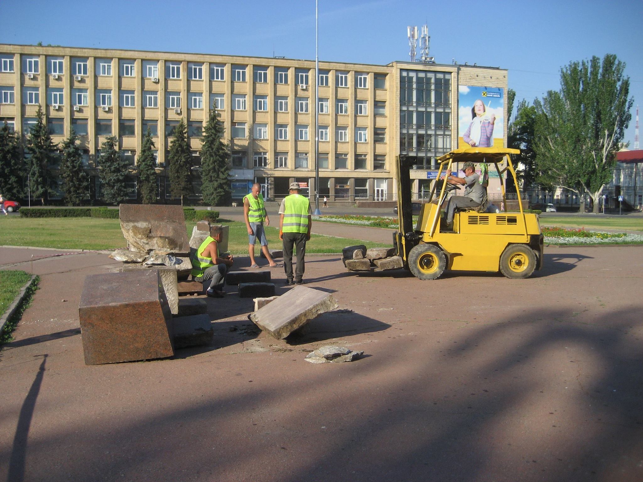 У Миколаєві демонтують постамент Леніну - фото 3