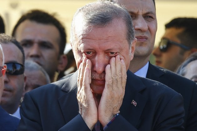 Ердоган розридався на похороні свого соратника - фото 1