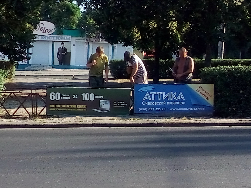 У Миколаєві прибрали рекламу в районі Центрального ринку