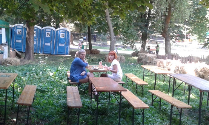 Як їдять біля туалетів на львівському фестивалі (ФОТО) - фото 1