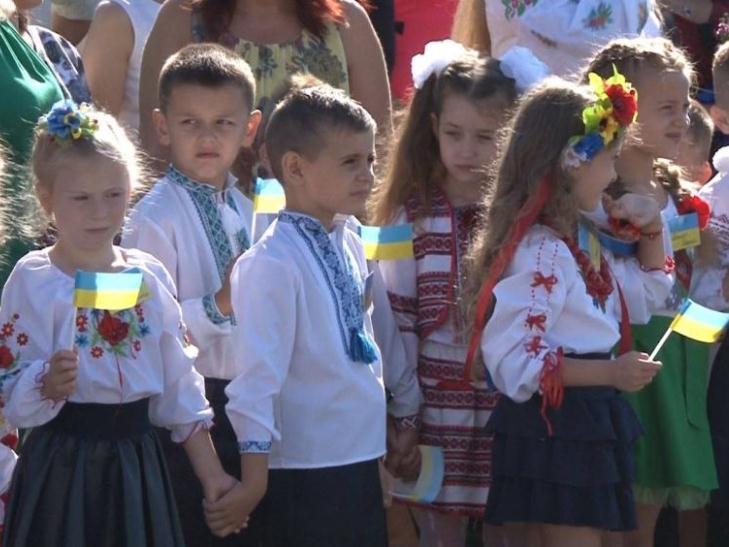 1 Вересня: Закарпатські школи зустріли навчальний рік традиційно - фото 10