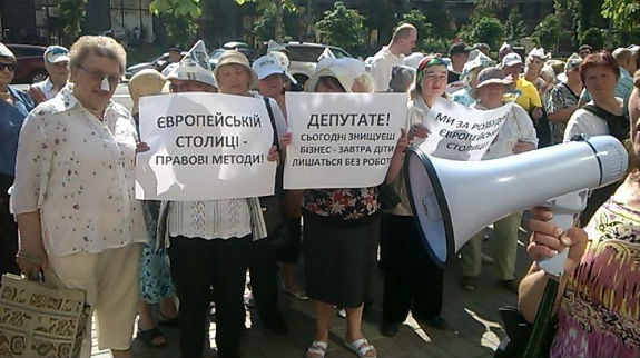 Під столичною мерією проплачені пенсіонери вимагають забудувати Київ (ФОТО) - фото 1