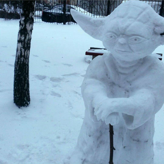 На столичній вулиці з’явився сніговий Магістр Йода  - фото 1